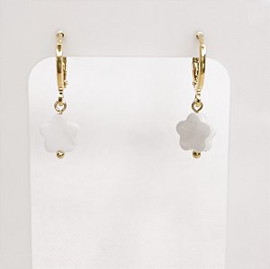 Argola c/ Pingente de Flor de Madrepérola Gold