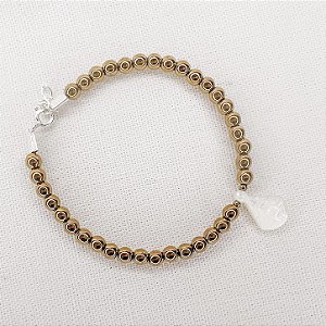Pulseira de Esferas de Hematitas Douradas c/ Pingente de Nossa Senhora de Madrepérola