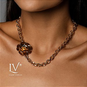 Colar camélia pétalas