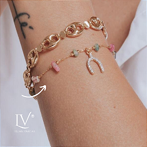 Pulseira com pingente de ferradura e pedrinhas naturais