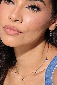 Conjunto colar e brinco de argola com pingentes de coração nas cores cristal e no ametixta
