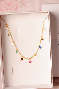 Colar choker com pingentes coloridos