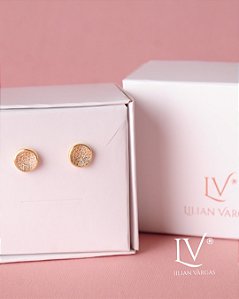 Brinco arredondado todo cravejado com pino central