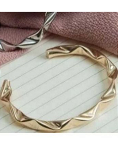 Bracelete torcido dourado