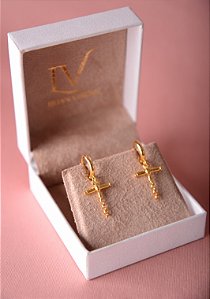 Brinco argola click pingente Cruz