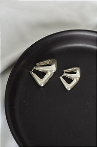 Argola triangular lisa em prata 925