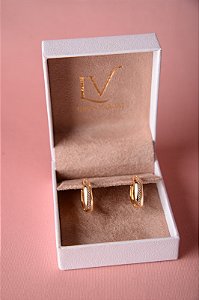Brinco de argola quadrada com detalhe cravejado