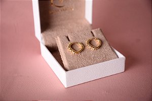 Brinco de argola lisa com pontos de luz