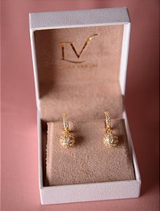 Brinco de argola com esfera cravejada