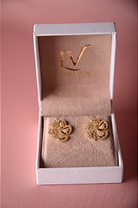 Brinco flor cravejado