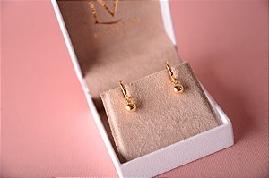 Brinco argola pingente esfera