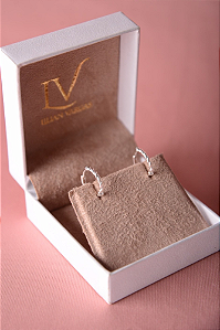 Brinco de argola torcido