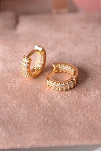 Brinco argola cravejada dentro e fora