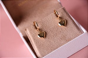 Brinco de argola lisa com pingente de coração