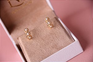 Brinco de argola com pérolinhas