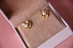 Brinco flor miolo pérola