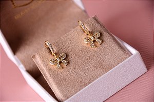 Brinco argola laço cravejado