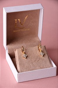 Brinco argola pingente trevo