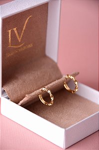 Brinco de argola torcida