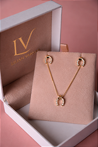 Conjunto Ferradura Cravejada Banhado a Ouro 18K – Colar + Brincos com Zircônias