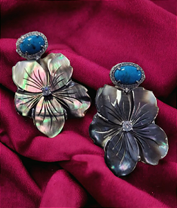 Brinco Flor Madre Perola Negra