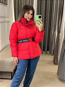 CALVIN KLEIN JAQUETA PUFFER COM LOGO NO CINTO VERMELHA - Conceito Rouparia