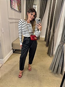 CALÇA COM CINTO E PREGAS PRETA