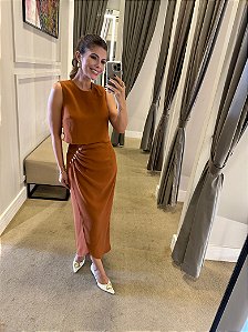 CONJUNTO CROPPED REGATA E SAIA MIDI BOTÕES FERRUGEM