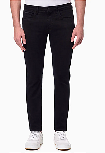 CALVIN KLEIN JEANS CALÇA COLOR DE SARJA INFINITE BLACK SKINNY CINTURA BAIXA PRETO