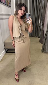 CONJUNTO VISCOLINHO COLETE E SAIA LONGUETE BEGE