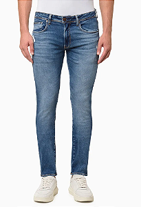 CALVIN KLEIN JEANS CALÇA JEANS SUPER SKINNY FILIGRANA EMBOSSED AZUL MÉDIO