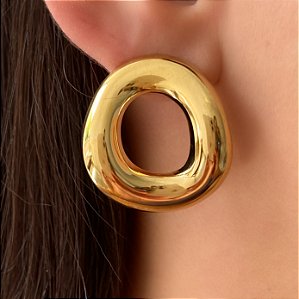 BRINCO CÍRCULO VAZADO ORGÂNICO DOURADO AÇO 316L⭐️