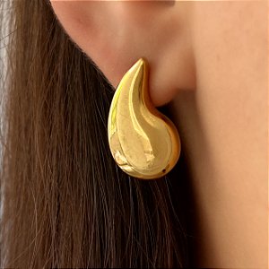 BRINCO VÍRGULA LISA P DOURADO AÇO 316L⭐️