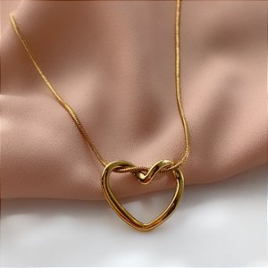 COLAR PINGENTE CORAÇÃO ENTRELAÇADO DOURADO AÇO 316L⭐️