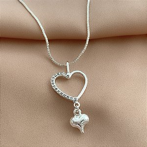 COLAR CORAÇÃO VAZADO METADE ZIRCÔNIAS E CORAÇÃO TEXTURIZADO FOLHEADO A PRATA⭐️