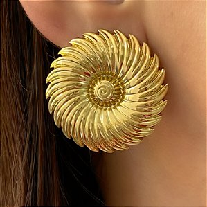 BRINCO FLOR PÉTALAS CURVADAS DOURADO AÇO 316L⭐️