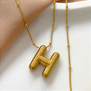 COLAR LETRA BUBBLE E-H DOURADO AÇO 316L⭐️