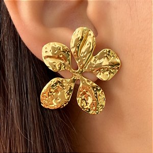 BRINCO FLOR PÉTALAS TEXTURIZADAS DOURADO AÇO 316L⭐️