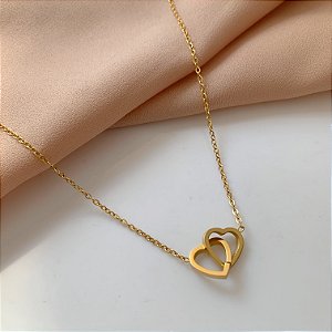 COLAR CORAÇÕES ELOS ENTRELAÇADOS DOURADO AÇO 316L⭐️