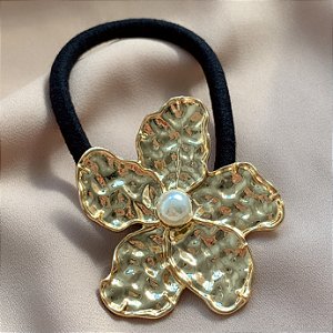 ELÁSTICO FLOR MARTELADA BOTÃO PÉROLA BIJU