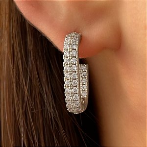BRINCO ARGOLA OVAL ZIRCÔNIAS INTERNAS E EXTERNAS BIJU
