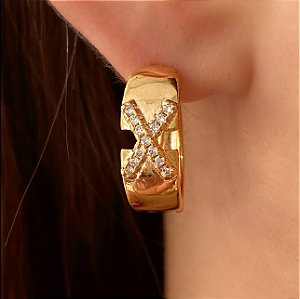 BRINCO ARGOLINHA OVAL DETALHE "X" ZIRCÔNIAS BIJU