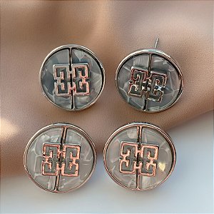 BRINCO CÍRCULO ESMALTADO DESENHO RELEVO PRATEADO BIJU