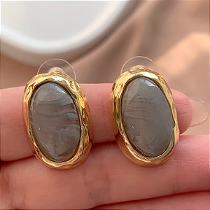 BRINCO OVAL RESINADO MESCLADO BORDA DETALHADA G2 DOURADO BIJU