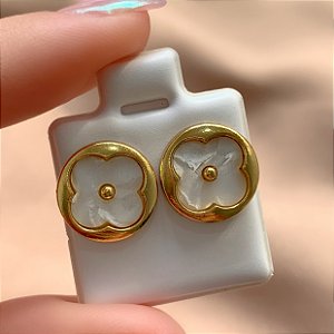 BRINCO TREVO RESINADO BORDA LISA DOURADO AÇO 316L⭐️