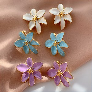 BRINCO FLOR LÍRIO ESMALTADO G2 DOURADO AÇO 316L PREMIUM⭐️