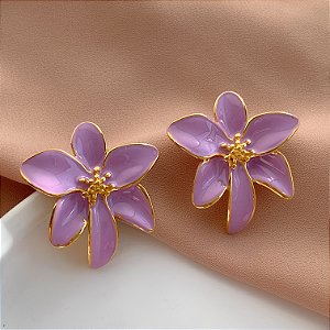 BRINCO FLOR LÍRIO ESMALTADO G2 DOURADO AÇO 316L PREMIUM⭐️