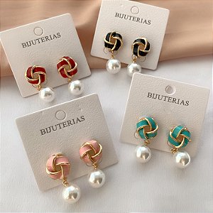 BRINCO ENTRELAÇADO ESMALTADO PÉROLA PENDENTE G2 BIJU