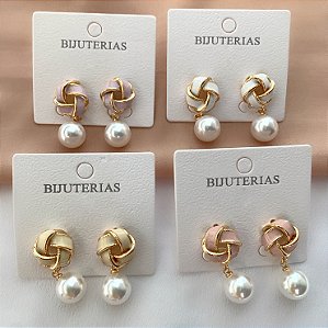 BRINCO ENTRELAÇADO ESMALTADO PÉROLA PENDENTE G1 BIJU