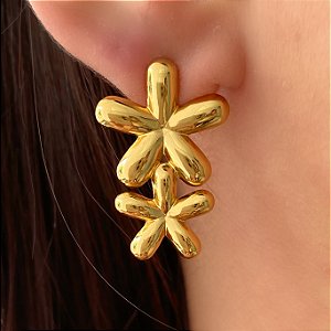 BRINCO FLORES LISAS DELICADAS DOURADO AÇO 316L⭐️